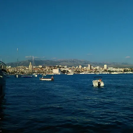 Lucy شقة سبليت