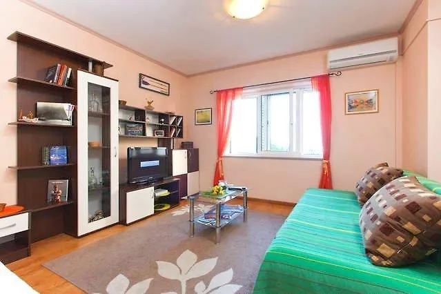 Lucy Apartment Split