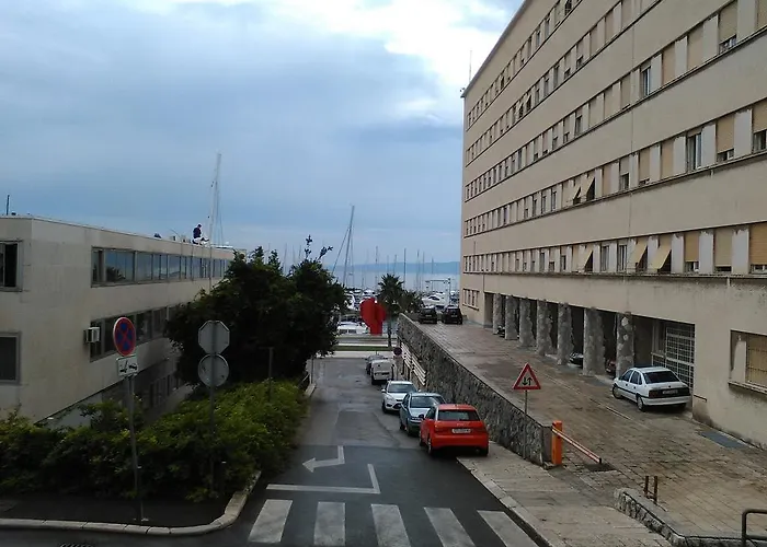 Lucy Apartment Split